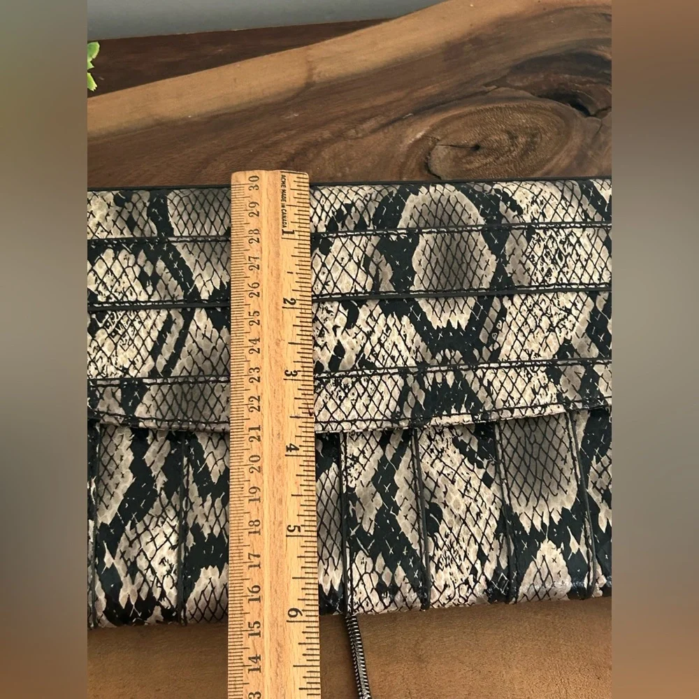 Nine West Snake Skin Crossbody exotic textured Black Beige 9”x6” Clutch chain - Picture 12 of 13